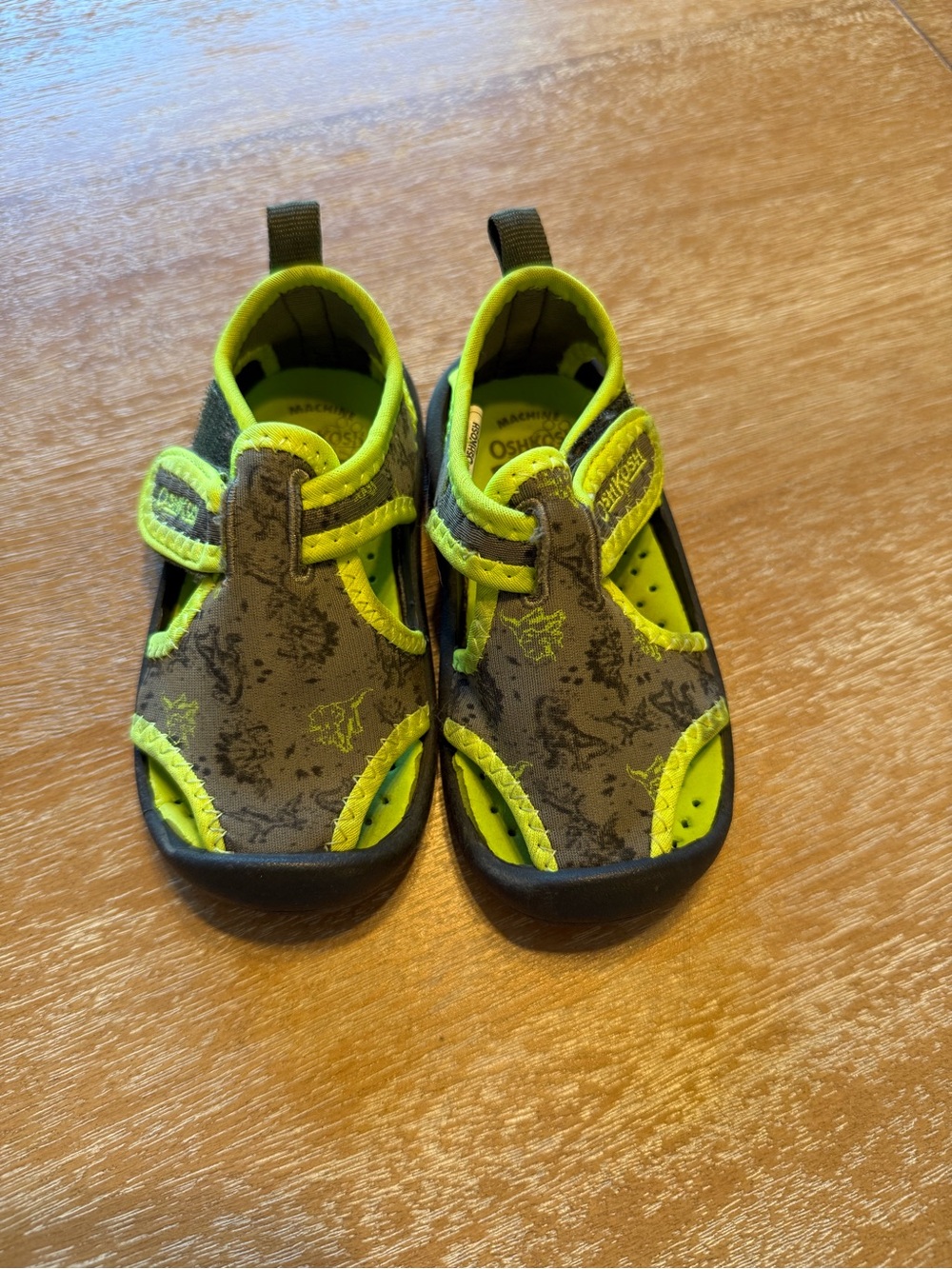 Osh Kosh dinosaur Water-Friendly Sandals in Neon Yellow and Gray size 5